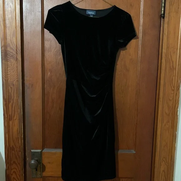 BNWOT ModCloth Dashing Debut Velvet Sheath Dress - Picture 4 of 6